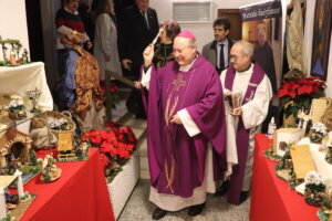 Monseñor Esteban Escudero bendice los belenes de Fray Conrado
